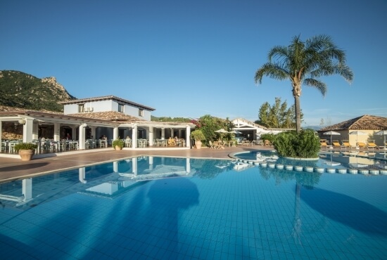 Panoramica della piscina del Perdepera Resort