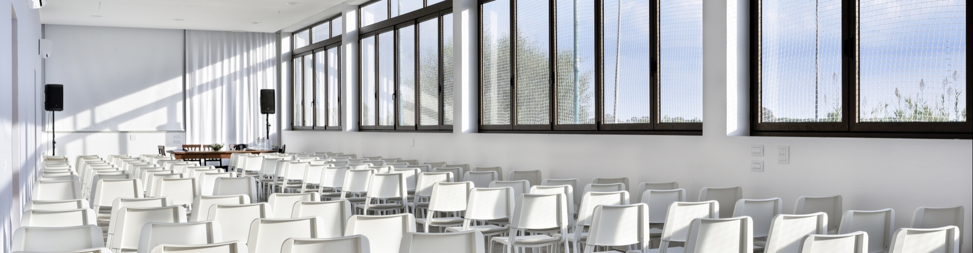 Le ampie finestre della sala convegni