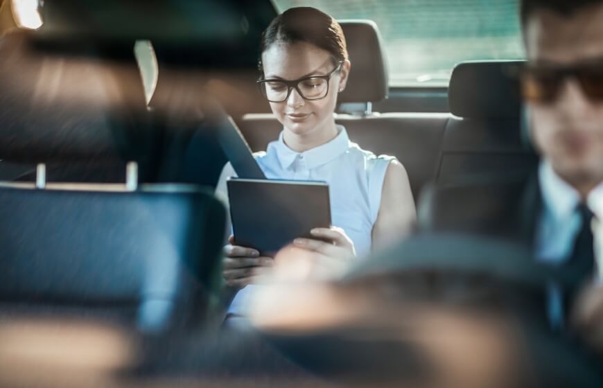 due persone in auto