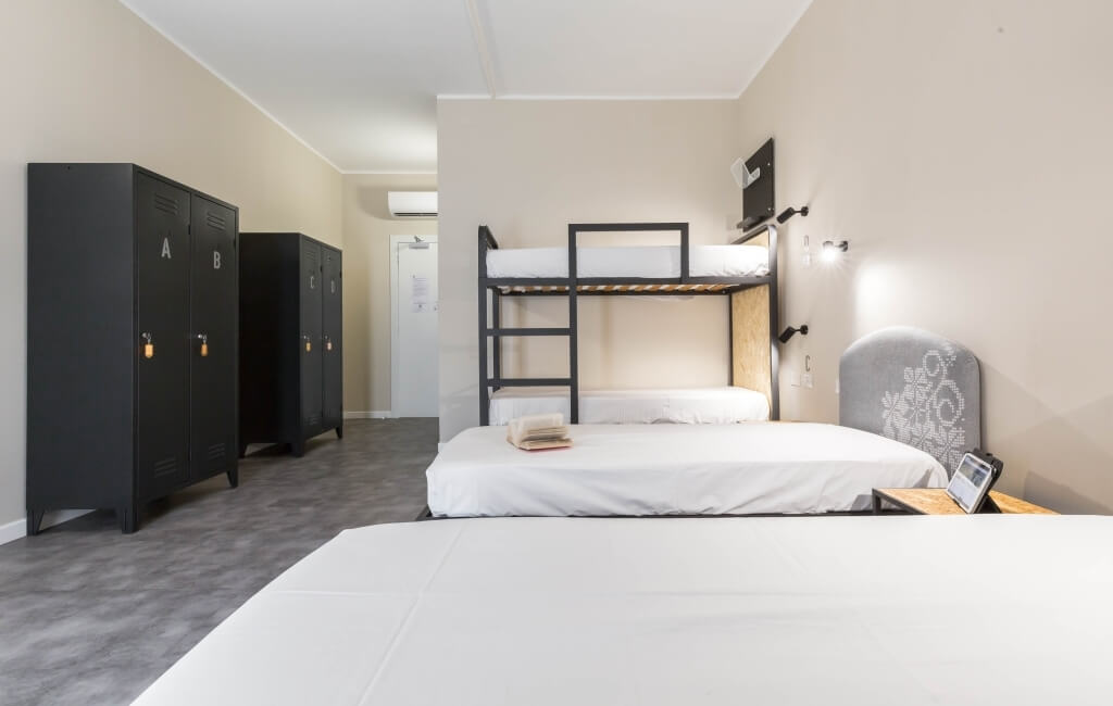 dormitorio con letti singoli e armadietti