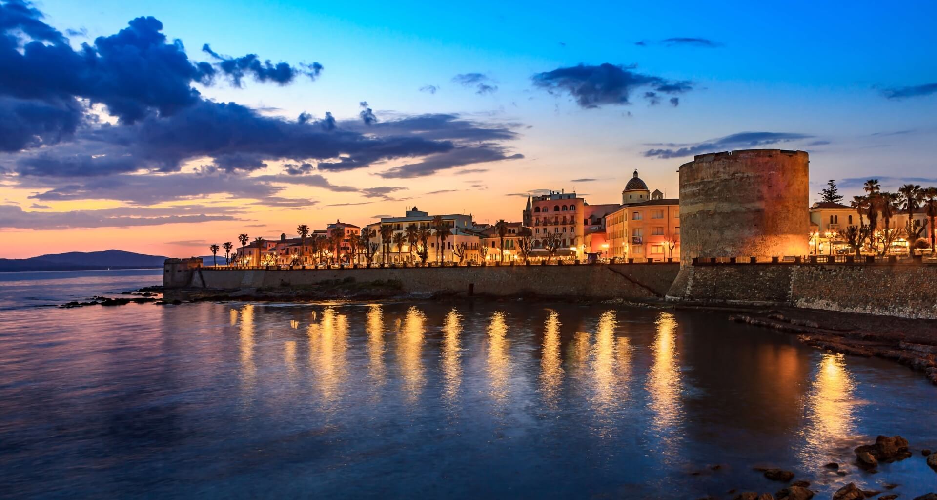 una zona di alghero di notte