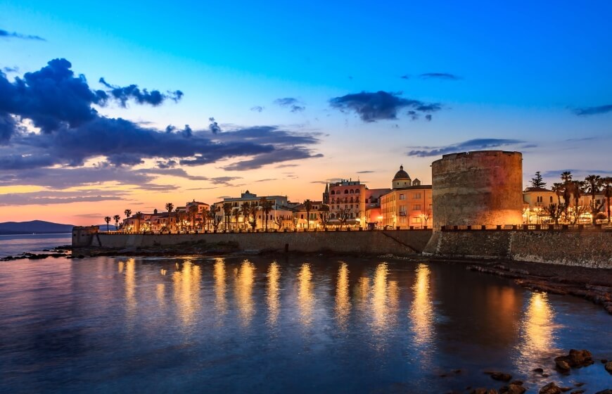 una zona di alghero di notte 