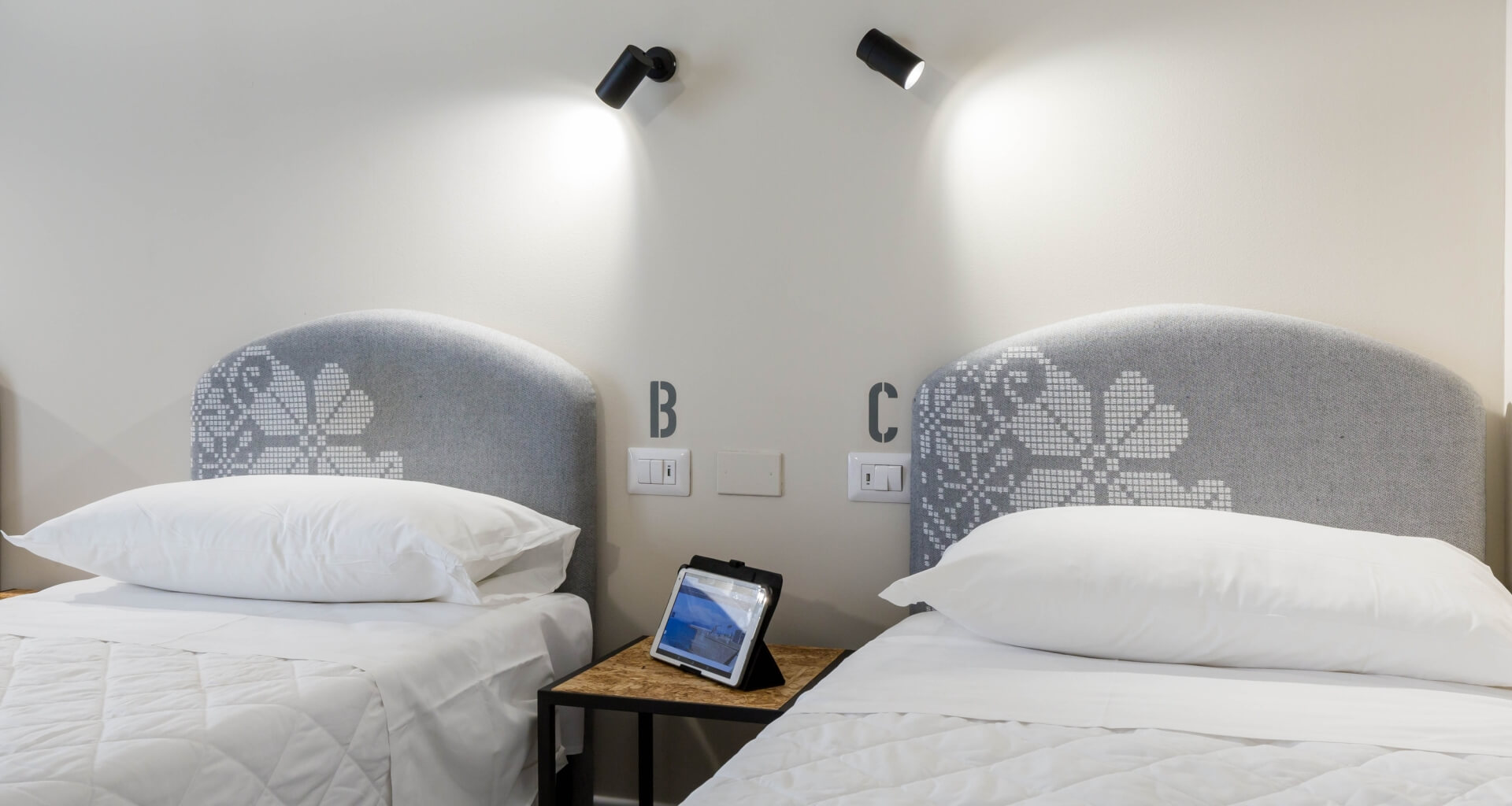 stanza con due letti