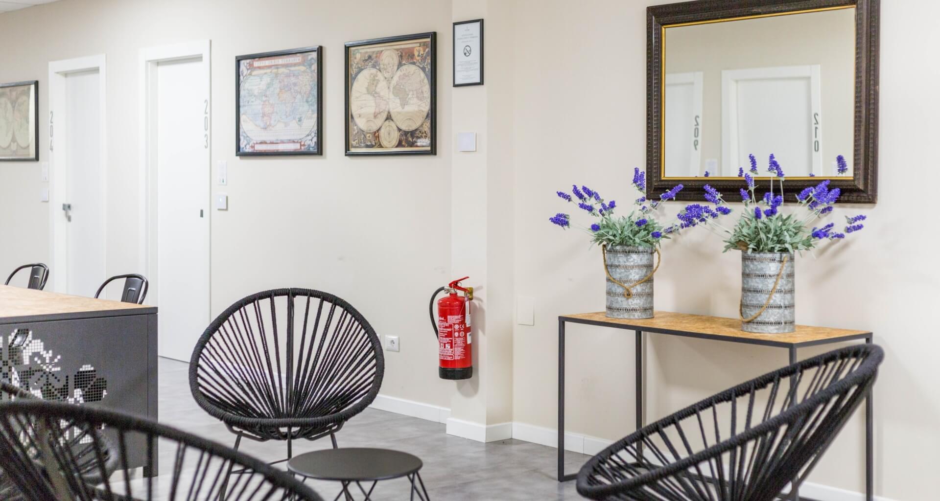 un tavolino con delle sedie nell'area comune