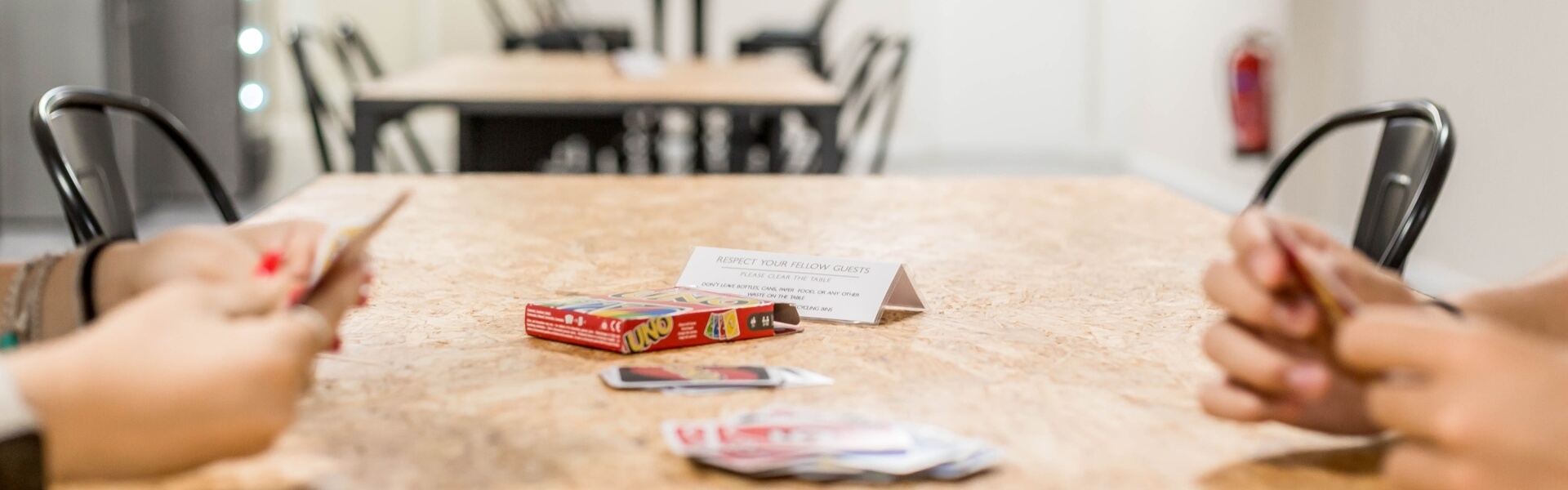 due persone che giocano a carte