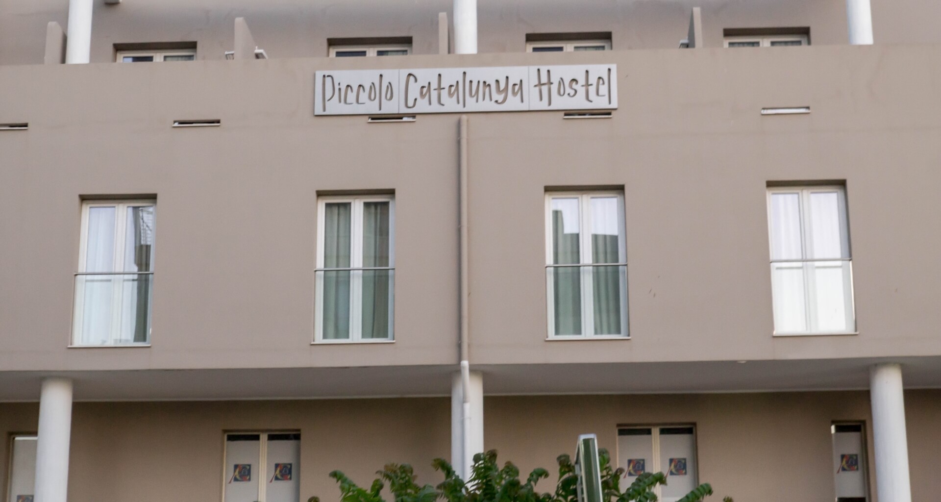 facciata del piccolo catalunya hostel