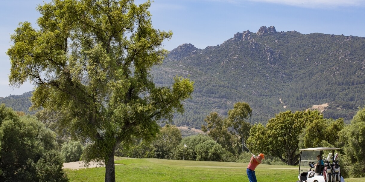 Partita di golf e golf cart a Is Molas