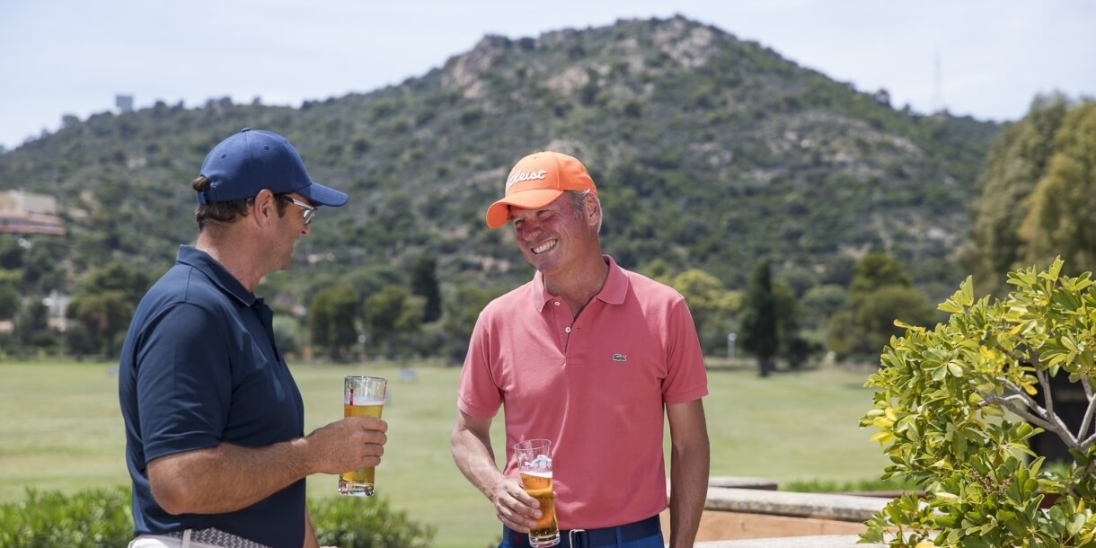 Amici in relax dopo partita di golf
