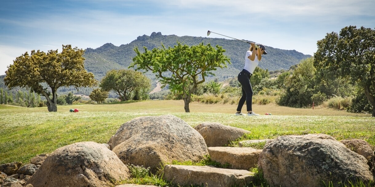 Donna che lancia in campo da golf