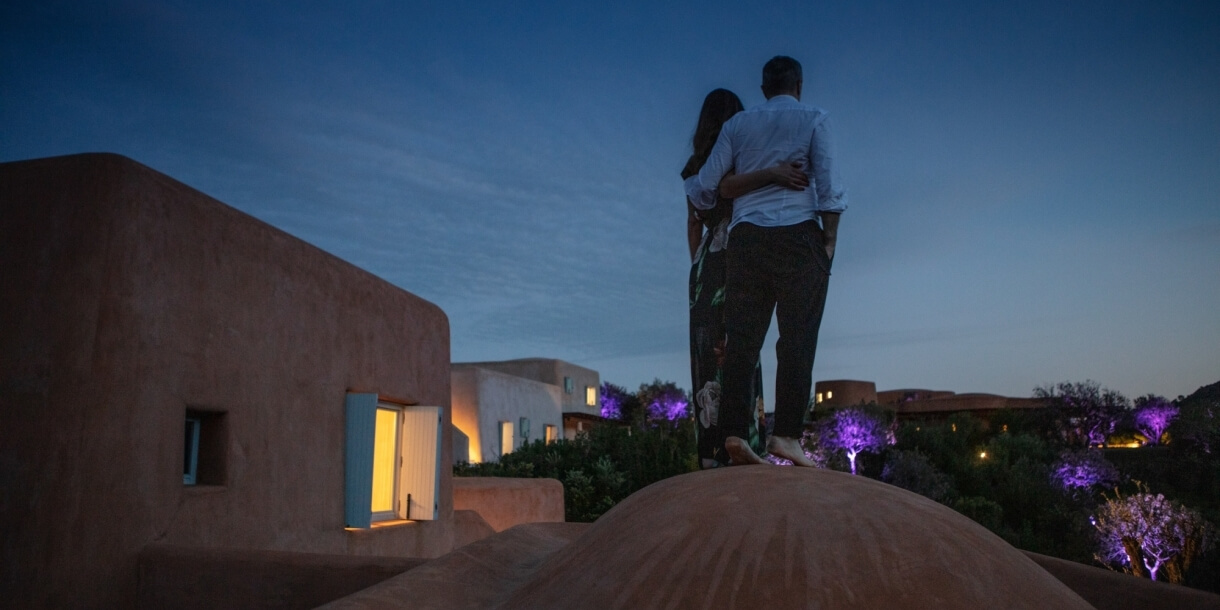 Coppia abbracciata di spalle sul tetto della Villa