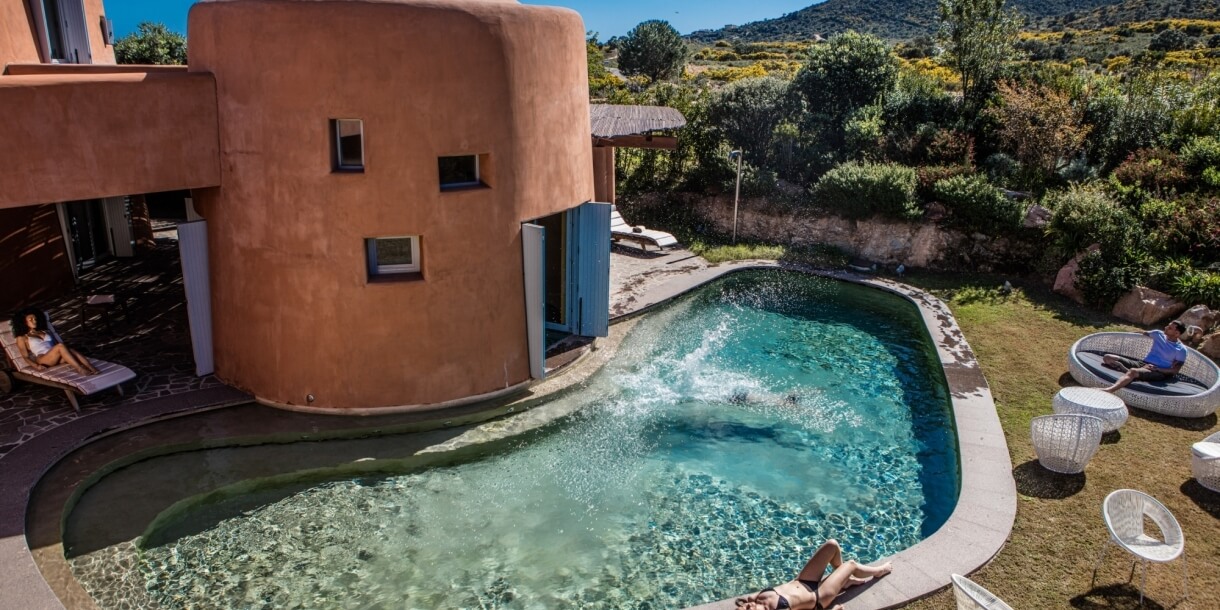 Amici in relax a bordo piscina
