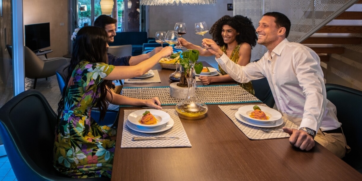 Gruppo di amici che cenano in Villa