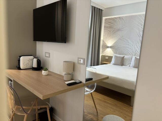 tv, bollitore e macchina del caffè