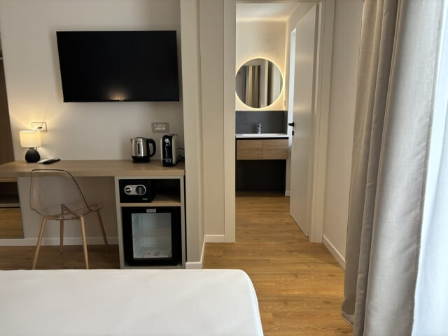 zona bar con tv della camera deluxe e ingresso bagno