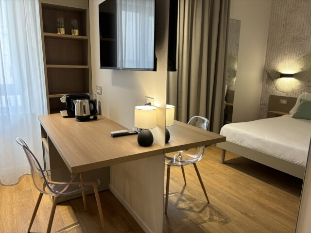 specchio che riflette il letto della camera