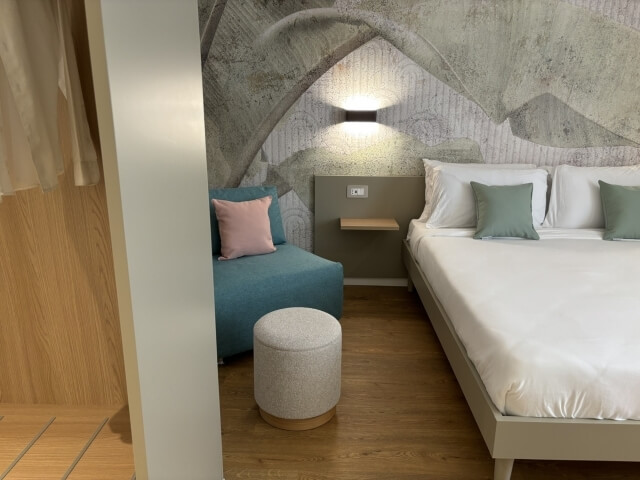 angolo letto e poltrona camera superior