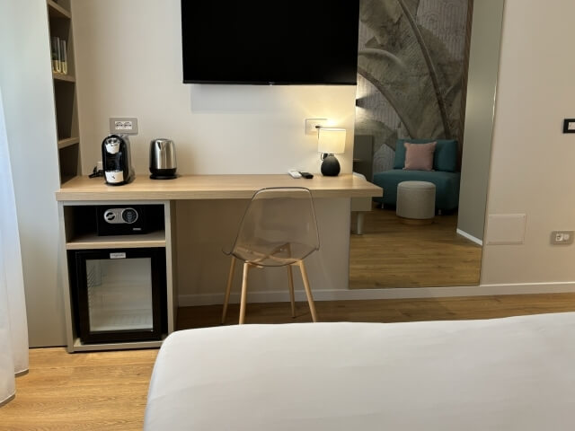 scrivania e zona bar camera superior