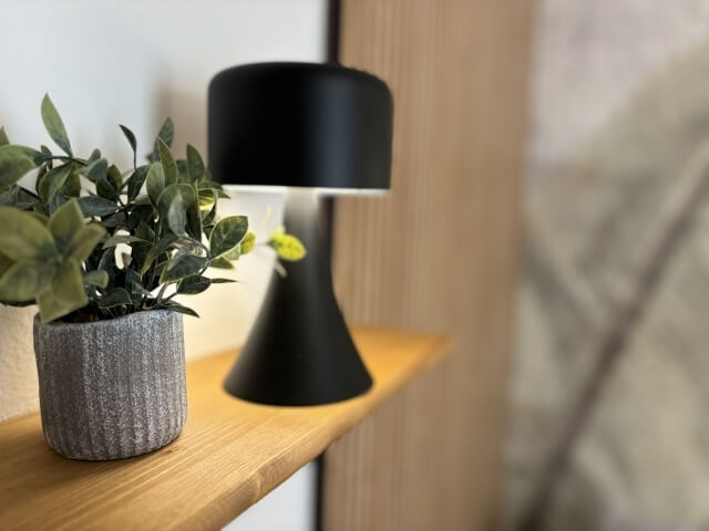 lampada nera da comodino della camera superior