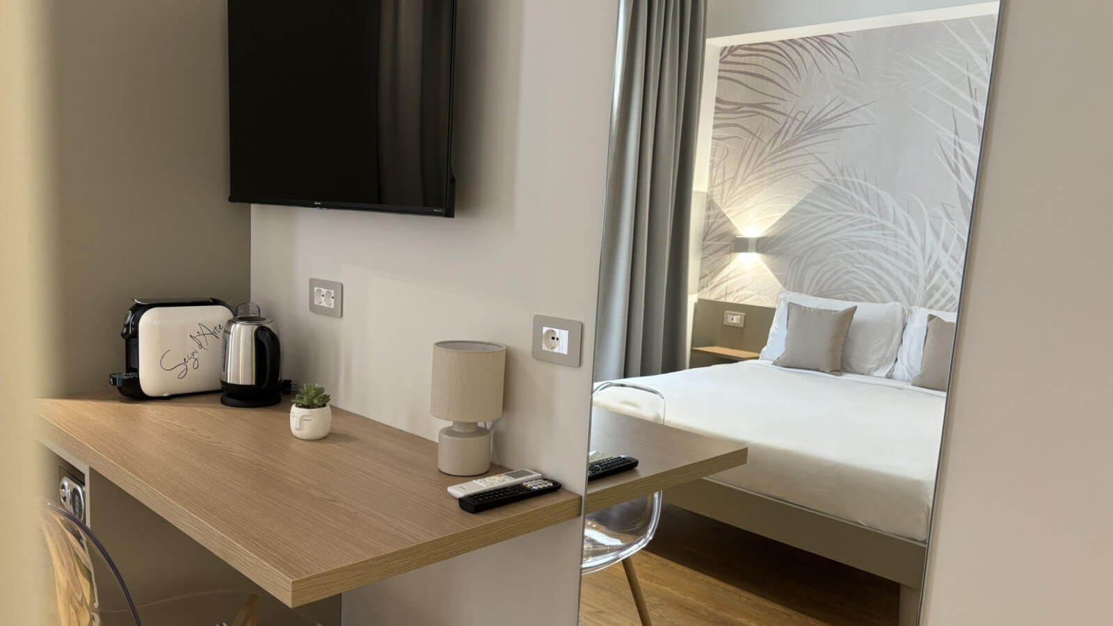 tv, bollitore e macchina del caffè