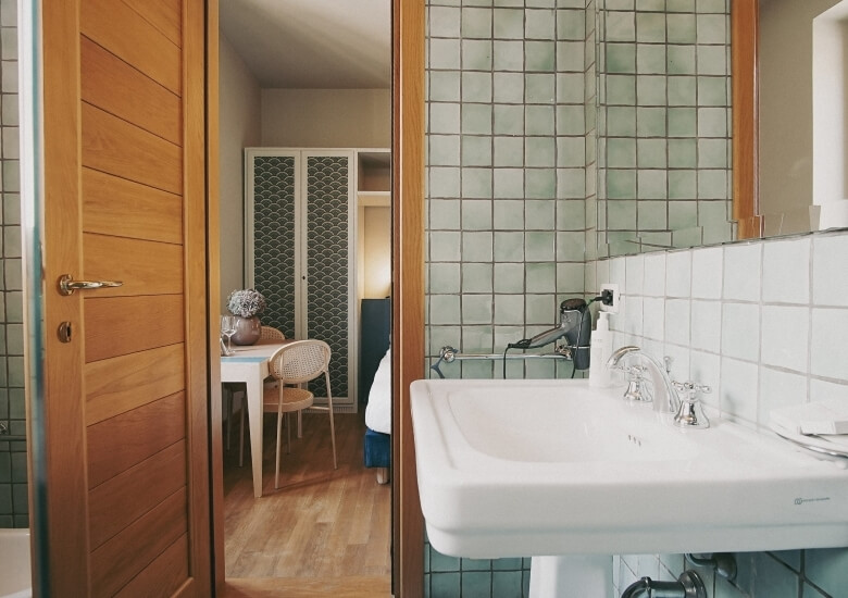 one-room bathroom sink queen 