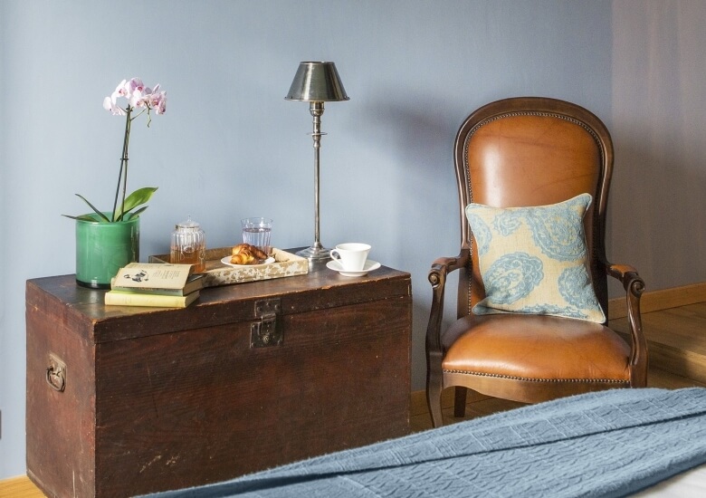 croissants and chest of drawers superior room