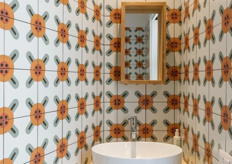 washbasin and mirror in the bathroom of the superior flat