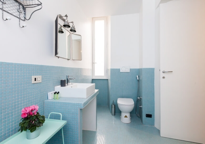 bagno con mattonelle celesti appartamento executive