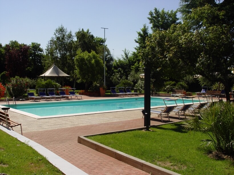 San Bonifacio Verona: piscina e solarium in hotel