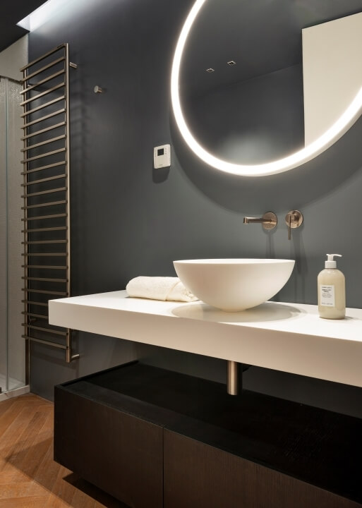 lavandino e specchio con lampada led circolare appartamento 33-3A