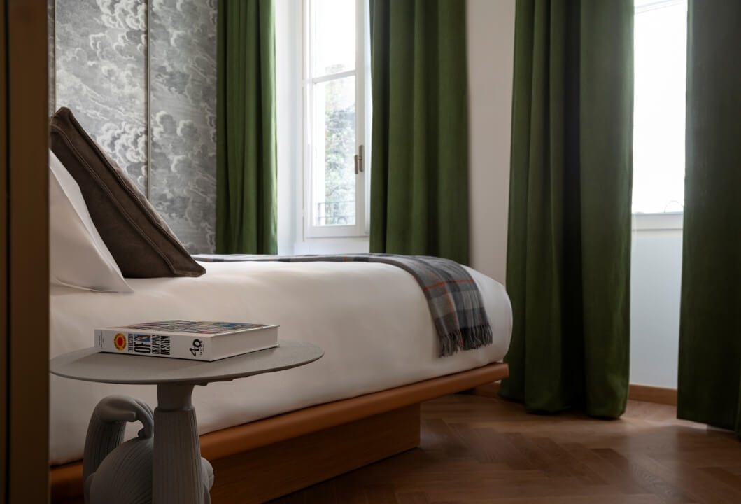 comodino e letto appartamento 33-3A