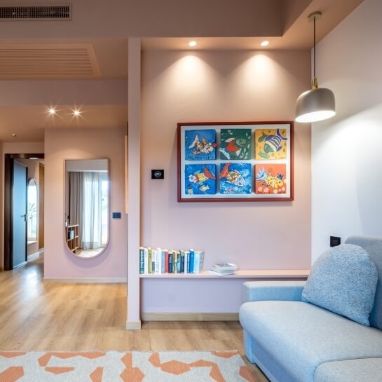 Intérieur d'une pièce avec un canapé bleu et des œuvres d'art.