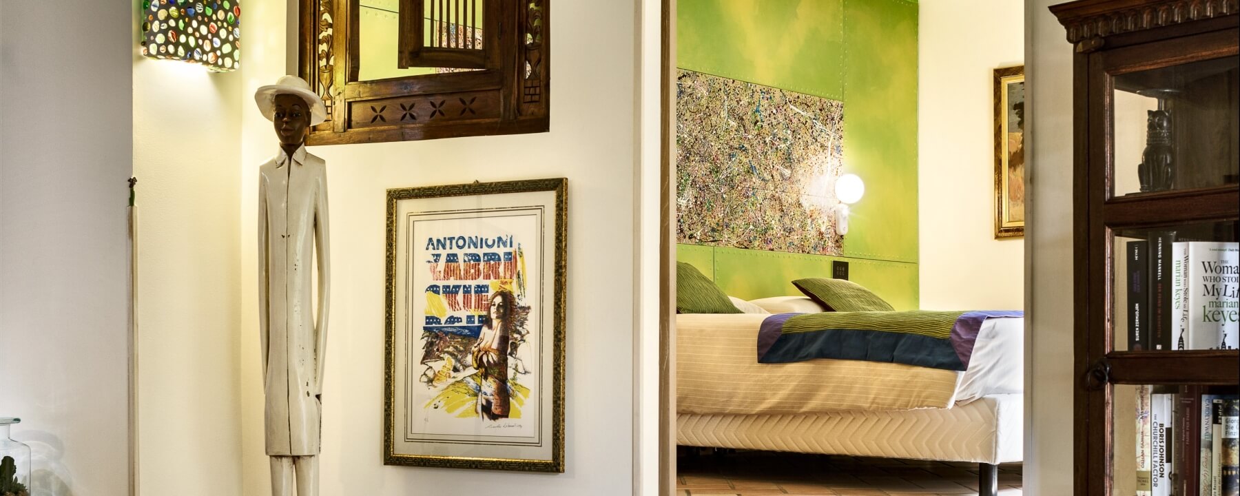 Collage aus drei Fotos: Statue mit Hut, Bett mit grünem Kopfteil und dunklem Bücherregal mit Dekorationen.