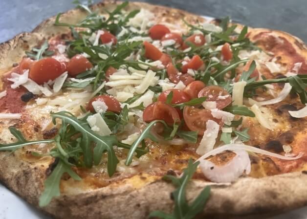 pizza con rucola e pomodorini