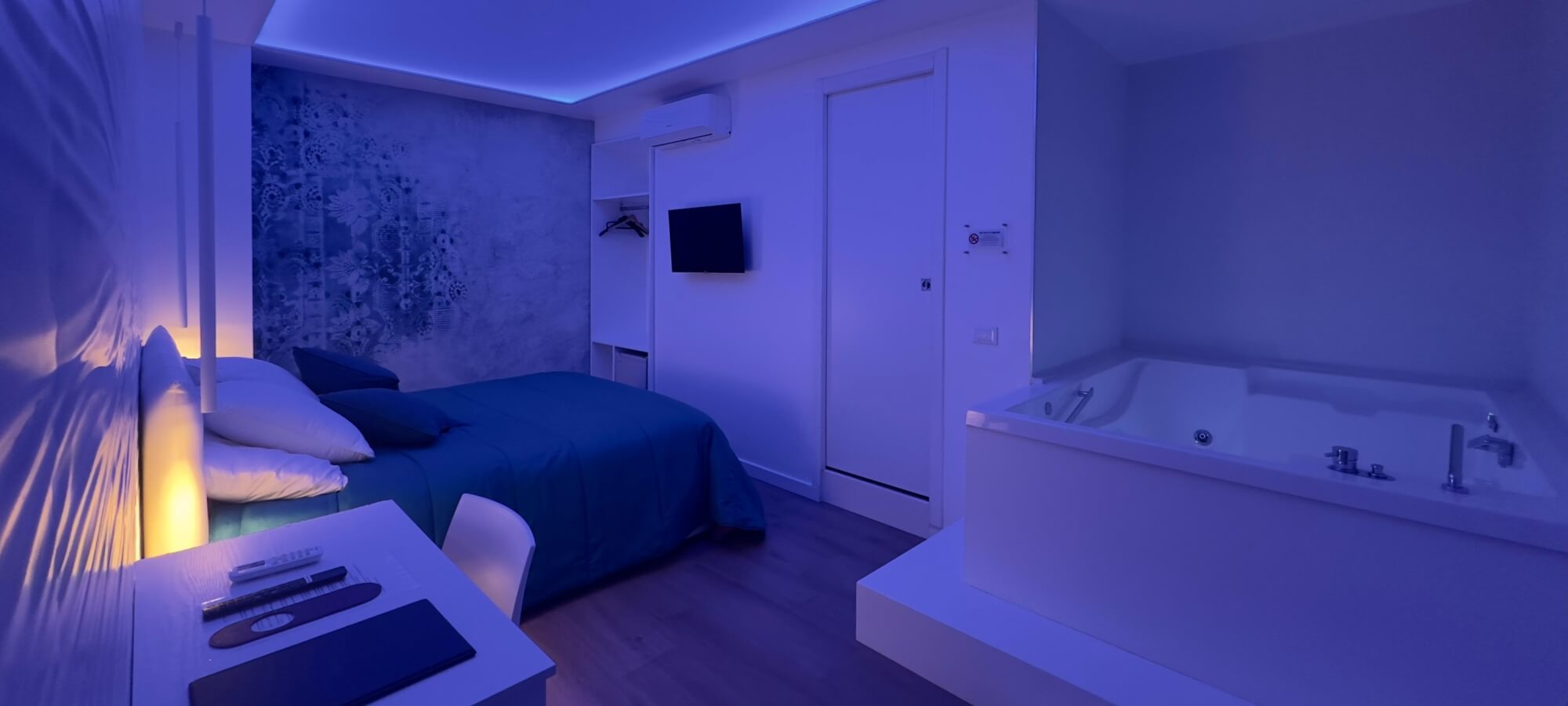 camera con led e vasca idromassaggio