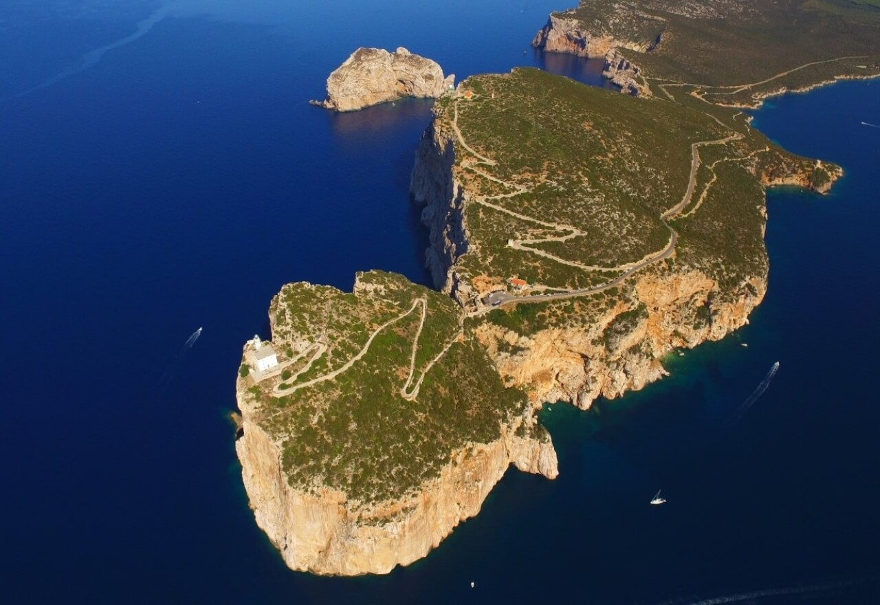 Panorámica aérea del faro y el promontorio.