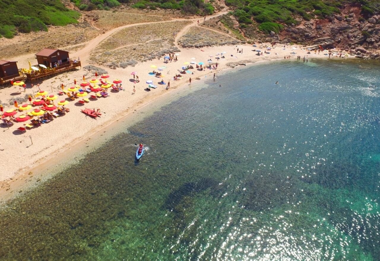 Playa con sombrillas 