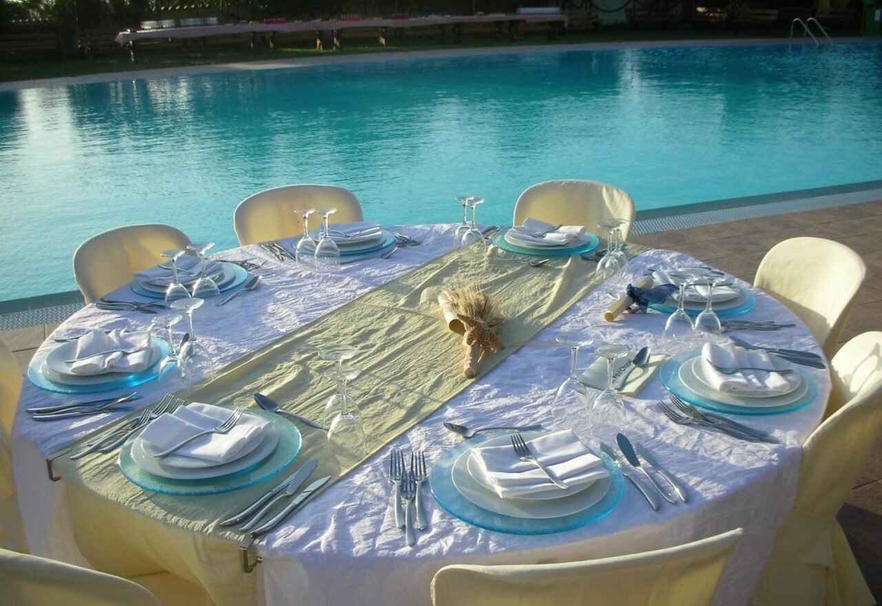 Bridal lunch by the pool