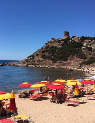 Bagnanti si godono un giorno di mare a Torre del Porticciolo