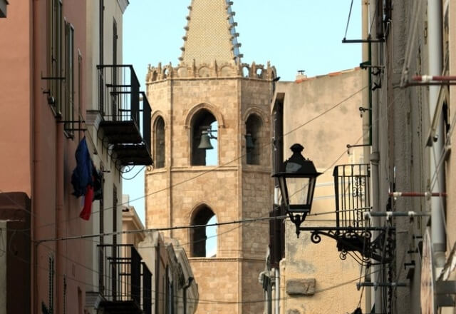 Glockenturm der Kathedrale von Santa Maria