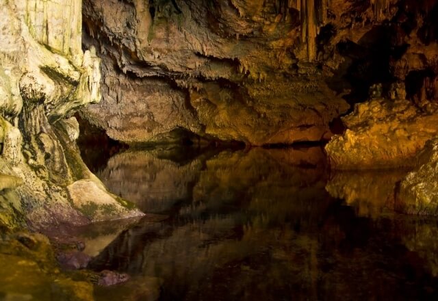 Lo spettacolo di colori delle Grotte di Nettuno