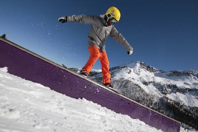 snowboarder sul rail 