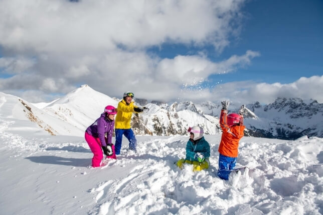 famiglia che gioca sulla neve