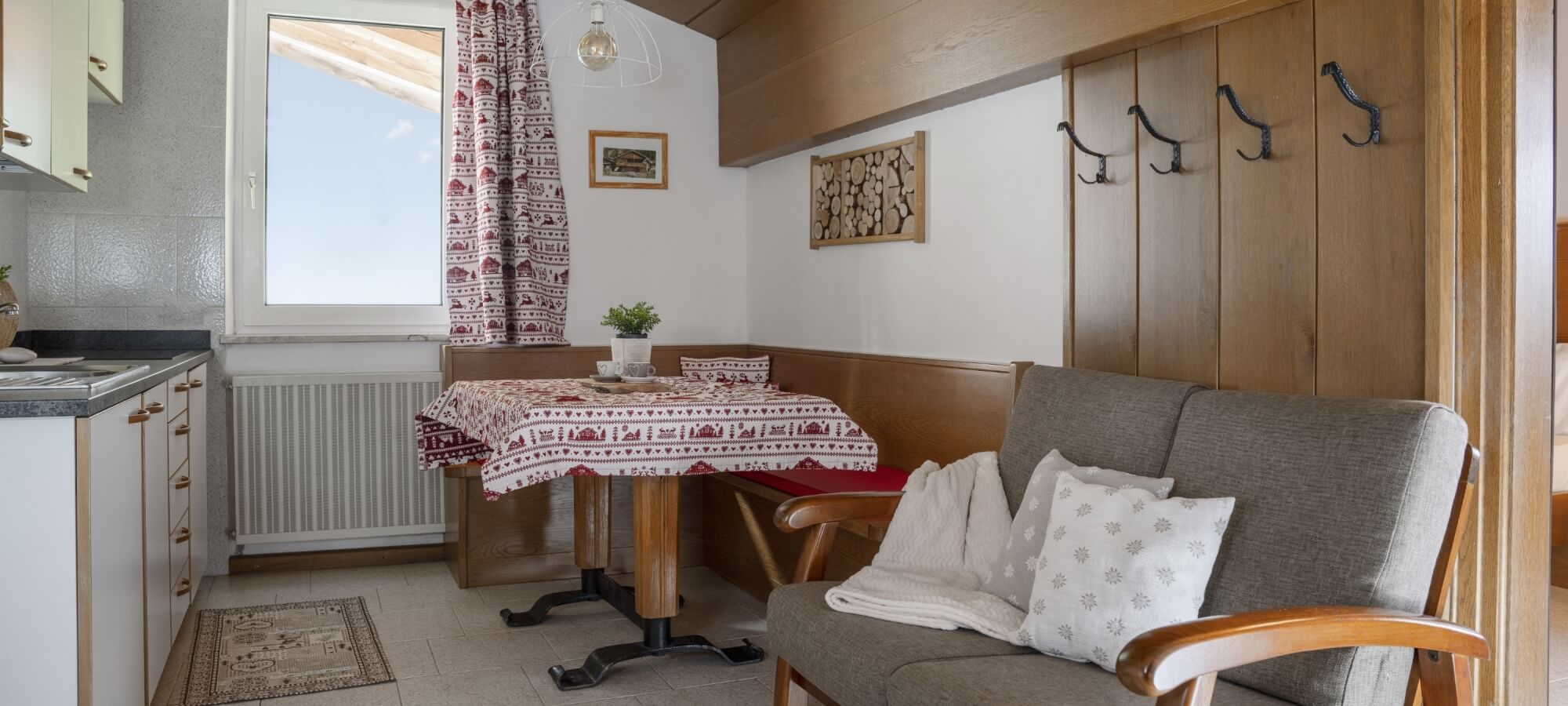 tavolo e divano appartamento monzoni