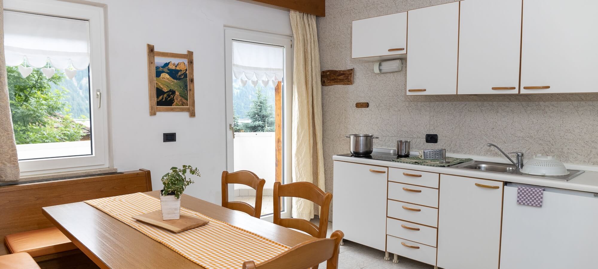 sala da pranzo con cucina