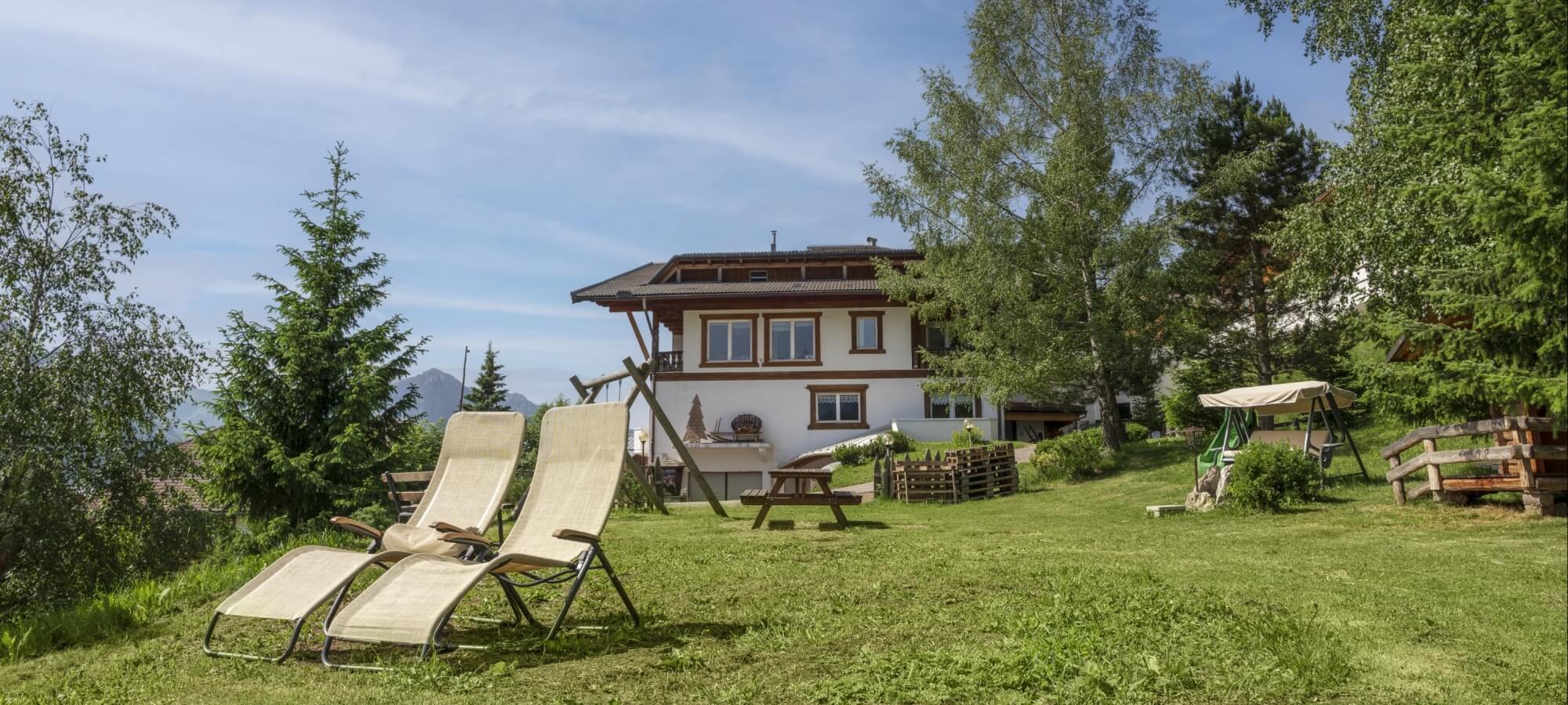 due sdraio e immobile esterno