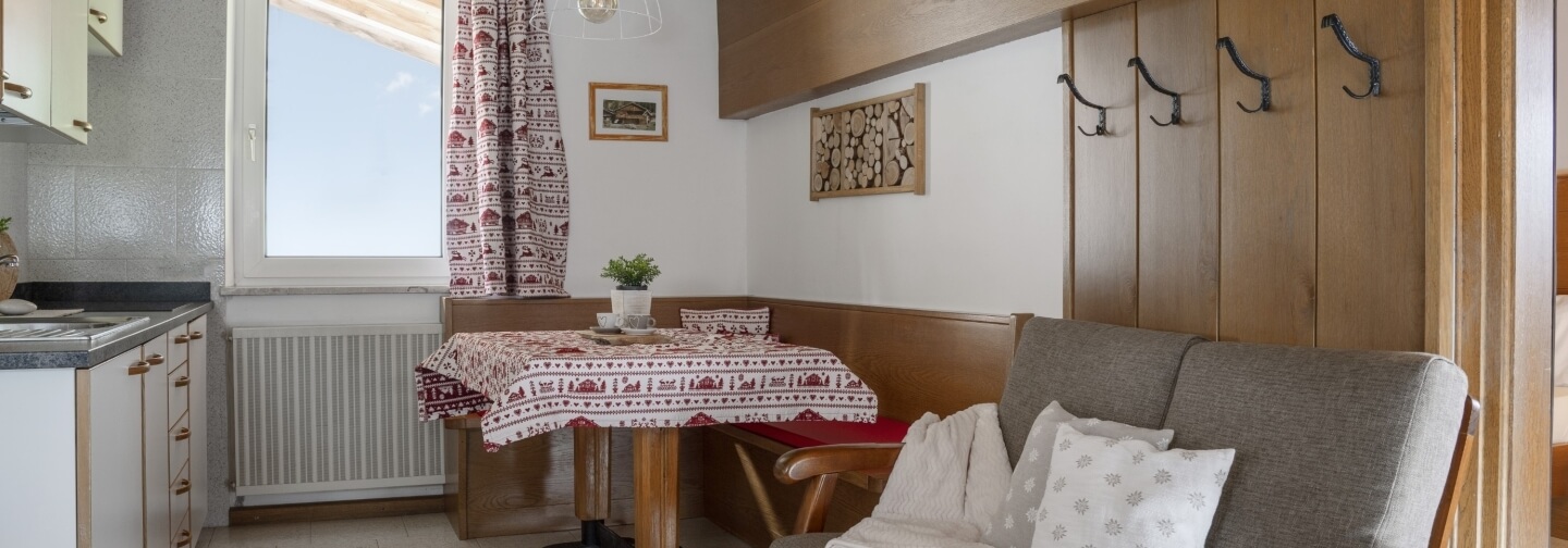 tavolo e divano appartamento monzoni