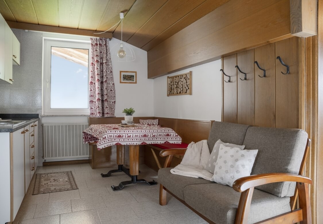 tavolo e divano appartamento monzoni