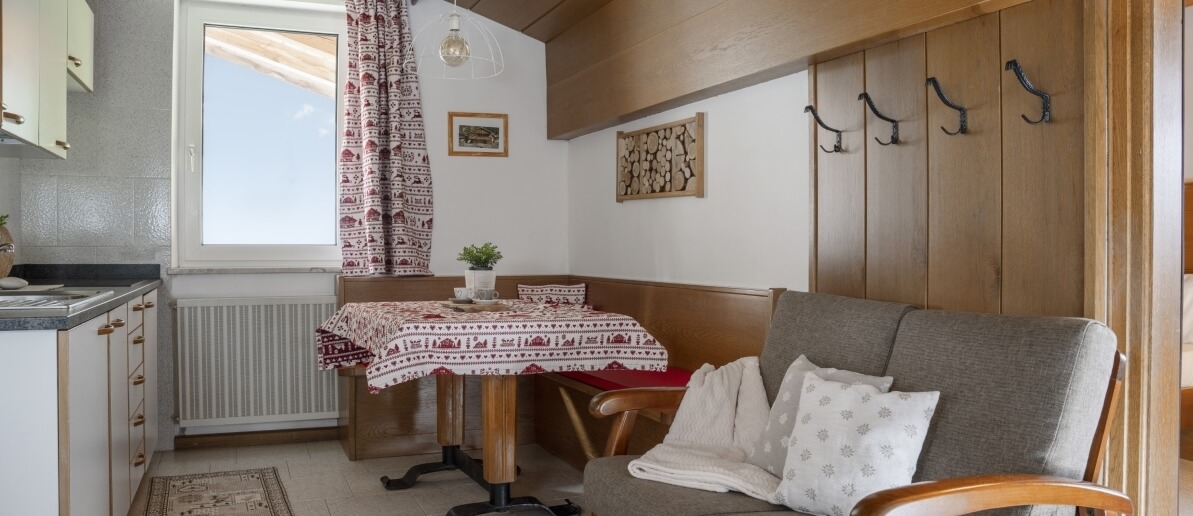 tavolo e divano appartamento monzoni