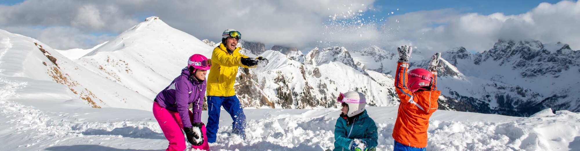 famiglia che gioca sulla neve