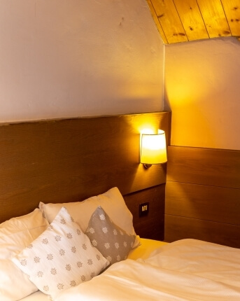 letto e lampada appartamento marmolada 